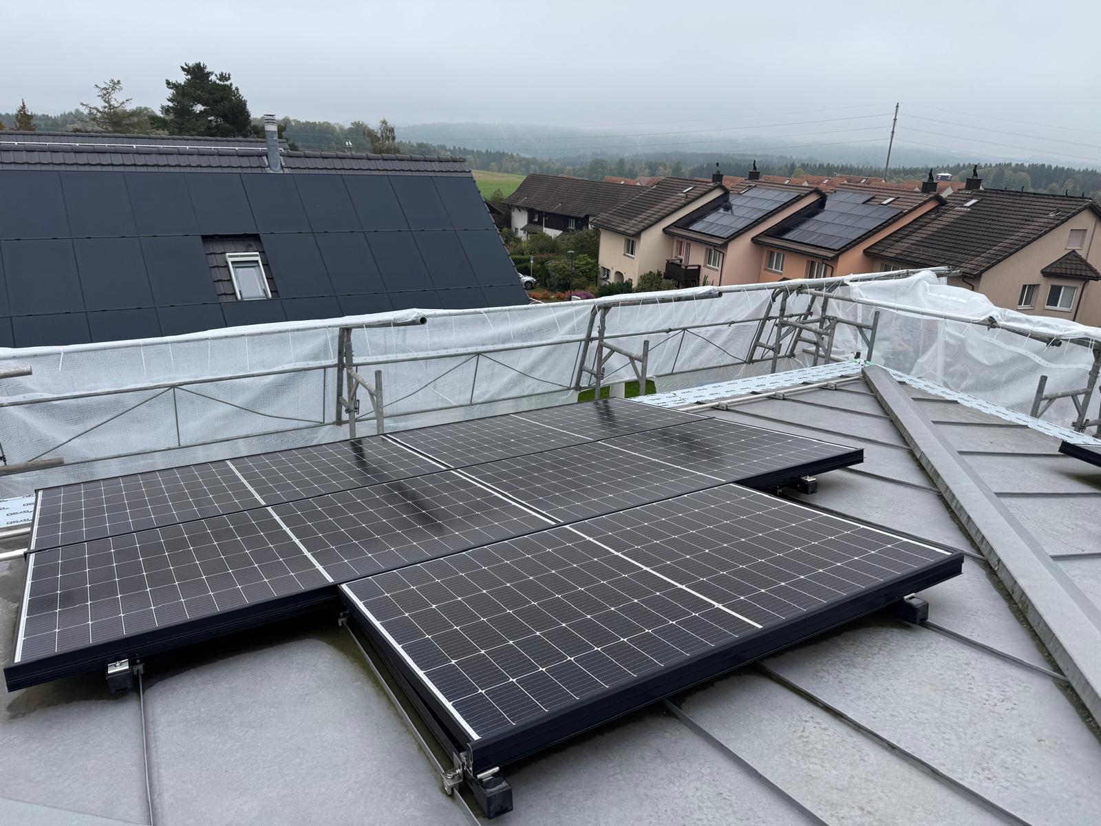 Gereinigte Photovoltaik-Anlage auf dem Dach im Kanton Zürich